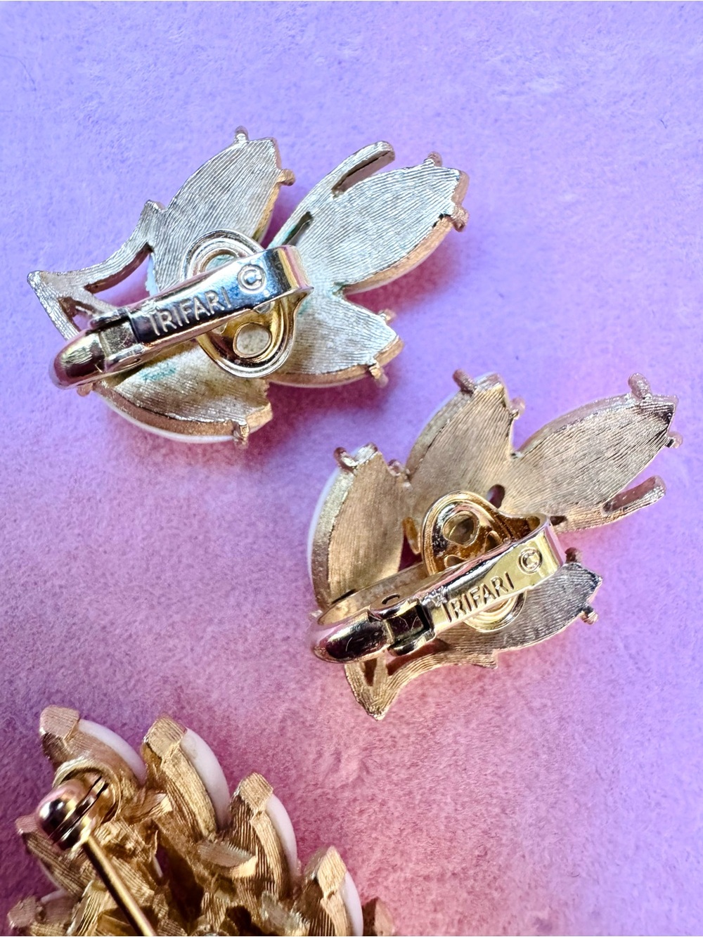 Vintage Crown Trifari Floral Brooch and Clip-On Earrings Set *RARE* - Picture 4 of 12
